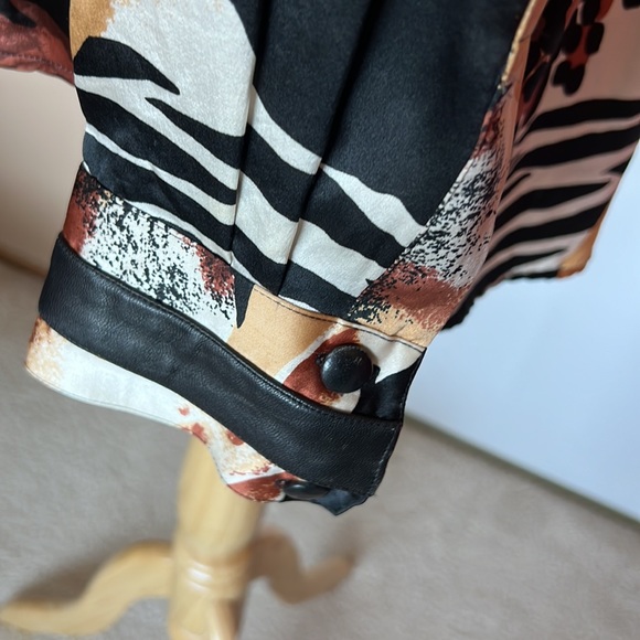 Brown animal print silk blouse. Size L - Picture 7 of 12
